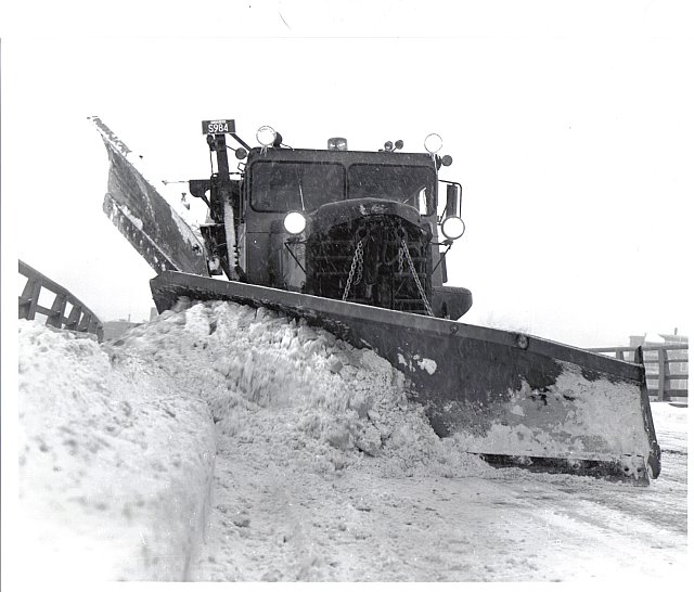http://www.badgoat.net/Old Snow Plow Equipment/Trucks/Walter 100 Traction/Mass DPW Snowfighters/GW640H546-13.jpg